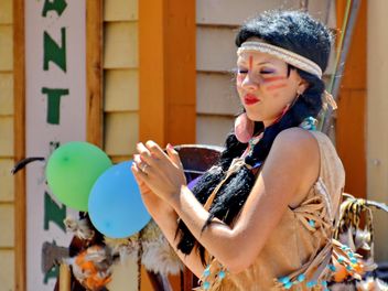 Dancer in a costume of Indian of America - image #334683 gratis