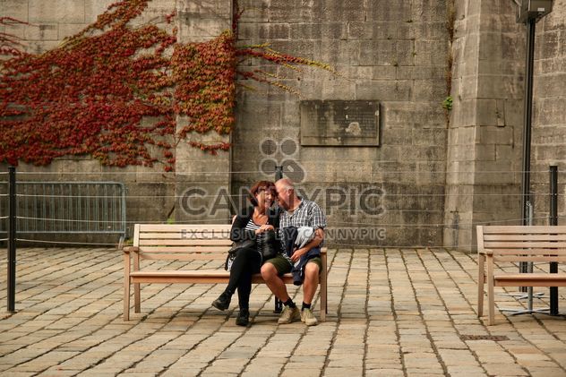 Elderly couple on the bench - image #335053 gratis