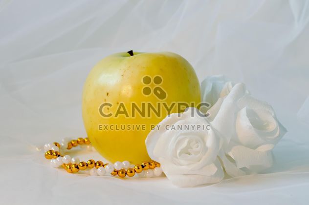 Apple, white roses and beads - бесплатный image #337823