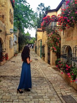 Woman on street of Jerusalem - image gratuit #337923 