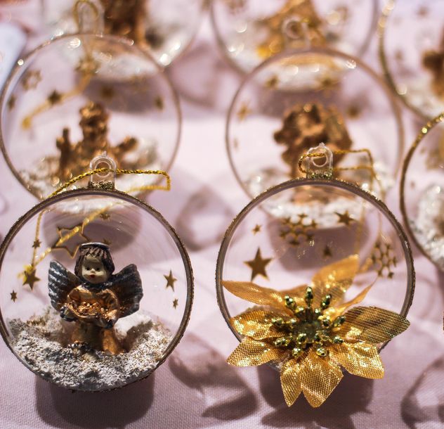 Close up of Christmas golden toys - image gratuit #341463 