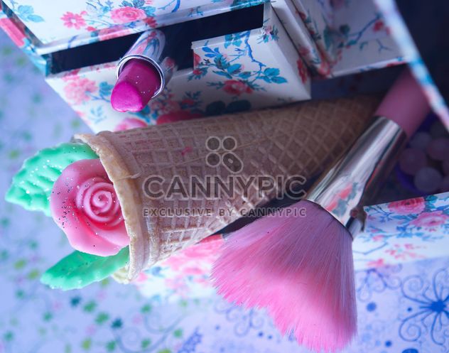 Pink makeup brush and pearls on a plate with colorfull nail polish and wooden letters - Kostenloses image #341533
