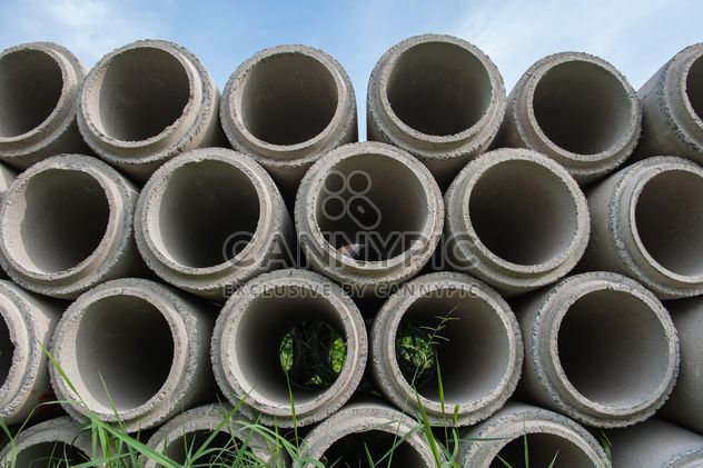 Concrete drainage pipes stacked on construction site - image #344583 gratis
