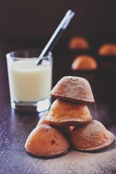 Cakes sprinkled with powdered sugar and cinnamon - image gratuit #344593 
