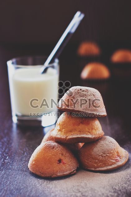 Cakes sprinkled with powdered sugar and cinnamon - бесплатный image #344593
