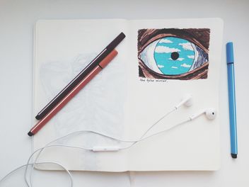 Earphones and markers on notebook with picture - Kostenloses image #346563