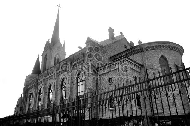Old church behind fence, black and white - бесплатный image #346613