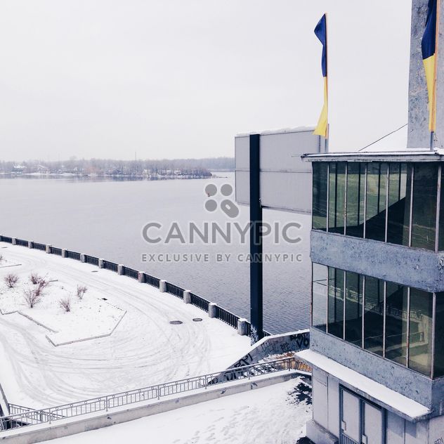 Building on shore of lake in winter - бесплатный image #347263