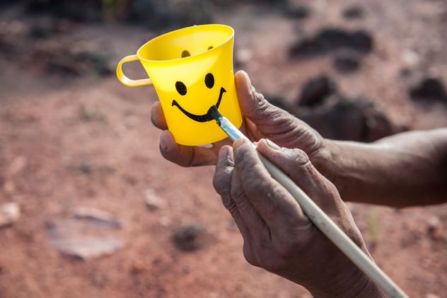 Hands painting smile on yellow cup - Kostenloses image #347313