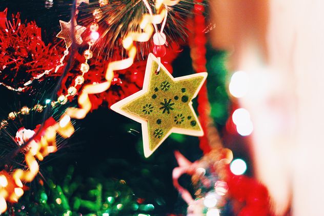 Christmas decorations on Christmas tree - image gratuit #347833 