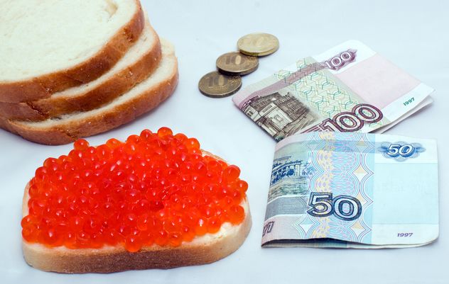 Money and sandwich with red caviar - бесплатный image #347943