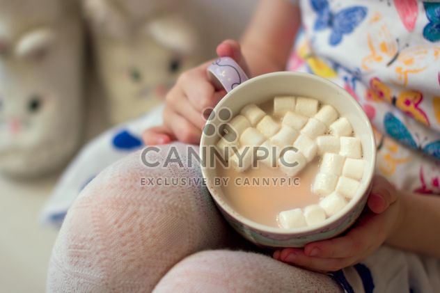 Cup of cocoa with marshmallows in child's hands - image #347963 gratis
