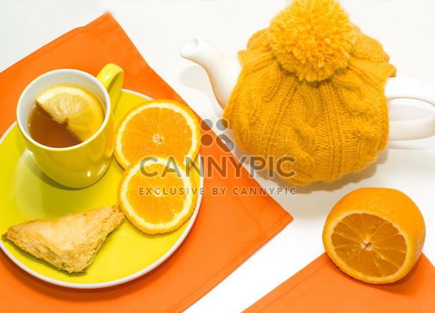 Tea with lemon and teapot in knitted hat - Kostenloses image #347973