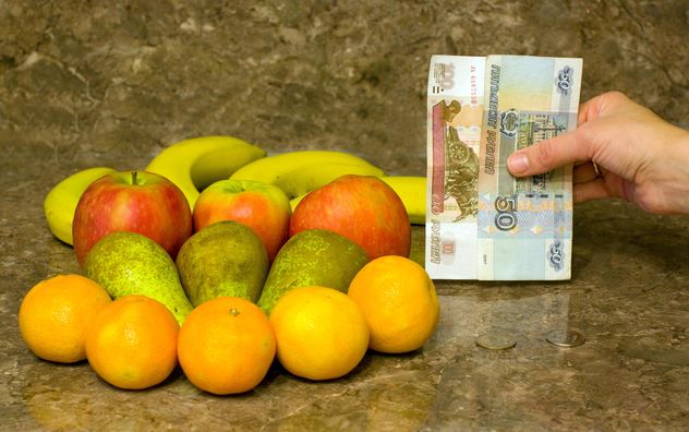 Fresh ripe fruit and money in hand - бесплатный image #348003