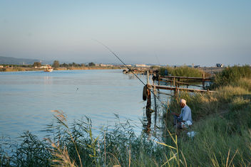 A fly fisherman fishing in a river - бесплатный image #400043