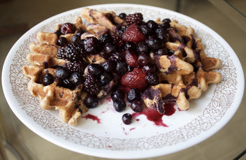 Apple cinnamon waffles with mixed berries - image gratuit #401023 