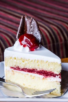 Piece of strawberry cake - image gratuit #428753 