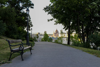 Hungarian parliament from Buda Castle Park - image gratuit #446613 