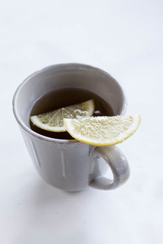 A cup of tea and a lemon slice - image gratuit #449003 