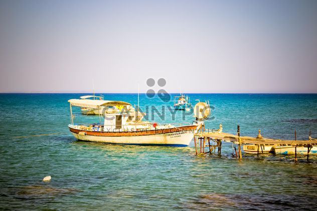 Old boats in sea - image gratuit #449593 
