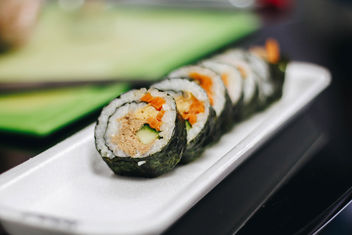 Sushi rolls with tuna, carrot and cucumber. Close up - бесплатный image #450673