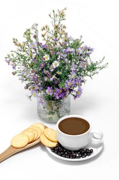 Coffee with crackers, coffee beans and wildflowers - image gratuit #452463 