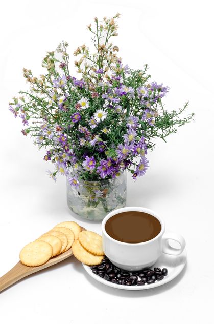 Coffee with crackers, coffee beans and wildflowers - image gratuit #452463 
