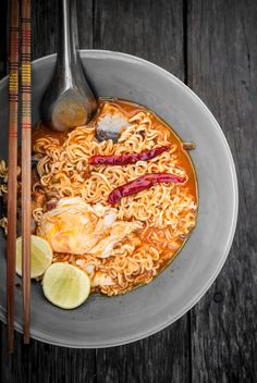 Thai noodle in bowl on wooden background - бесплатный image #452483