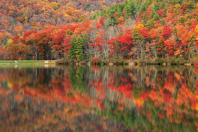 Autumn Reflections - Sherando Lake - бесплатный image #464333