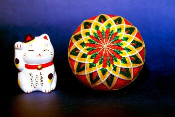 Japanese Temari ball flanked by a maneki neko (01) - image #475793 gratis