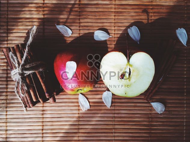 Apples, cinnamon and petals - image #136193 gratis