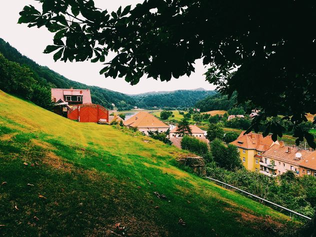 Houses on green hills - image #136463 gratis