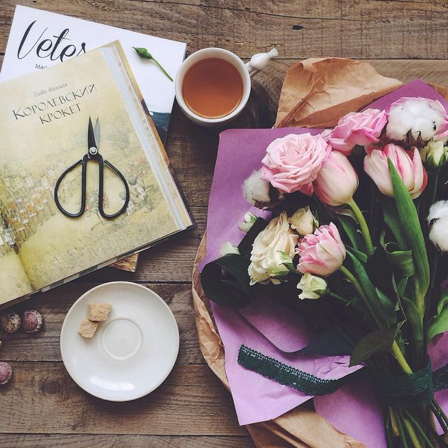 Flowers, cup of tea and books - image #136473 gratis