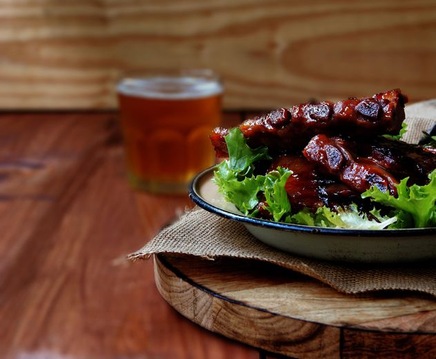 Succulent grilled ribs and beer - image gratuit #136673 