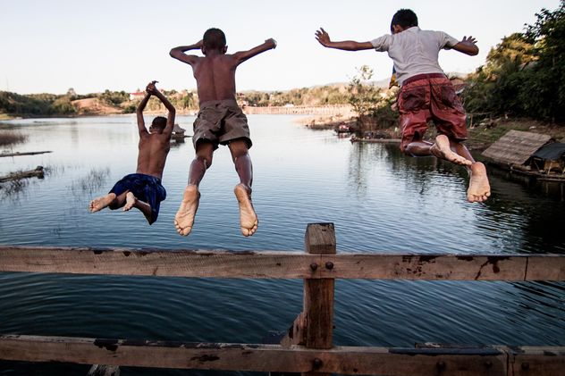 Boys jumping in water - image #147913 gratis