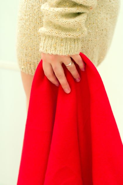 Red warm blanket in female hand - бесплатный image #182543