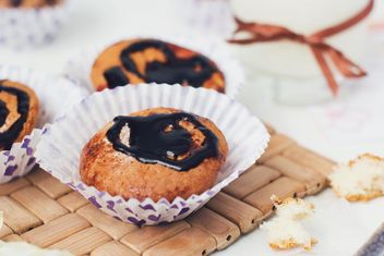 Cupcakes with chocolate on table - бесплатный image #182733