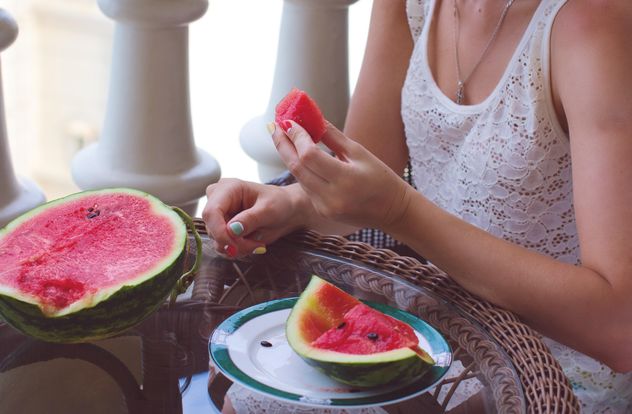 Woman eating juicy watermelon - image #182753 gratis