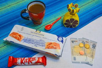 Cookies, chocolate, cup of coffee and money - image #182803 gratis
