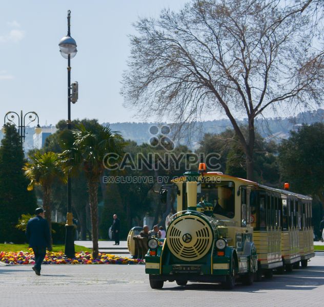 Walking train in city - бесплатный image #182843
