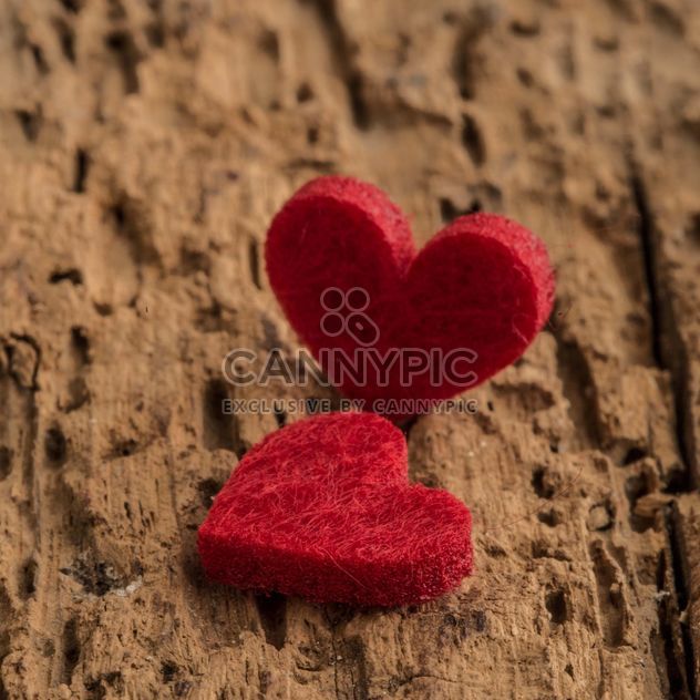 Felted hearts on wooden surface - image #182943 gratis