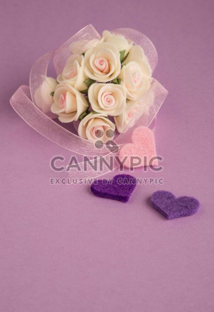 Bouquet of white roses and hearts - image #182993 gratis