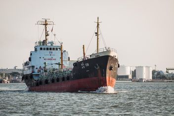 Cargoship in port - image #183463 gratis