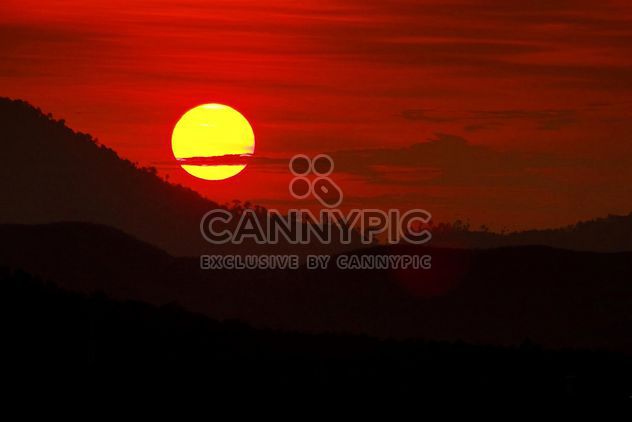 Sunset in mountains - image #183483 gratis