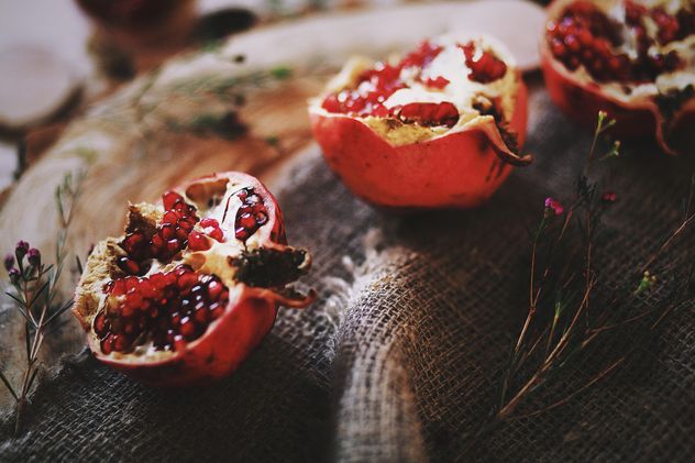 Halves of fresh pomegranate on burlap - image gratuit #183793 