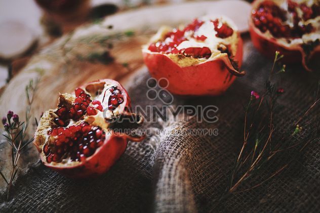 Halves of fresh pomegranate on burlap - image #183793 gratis