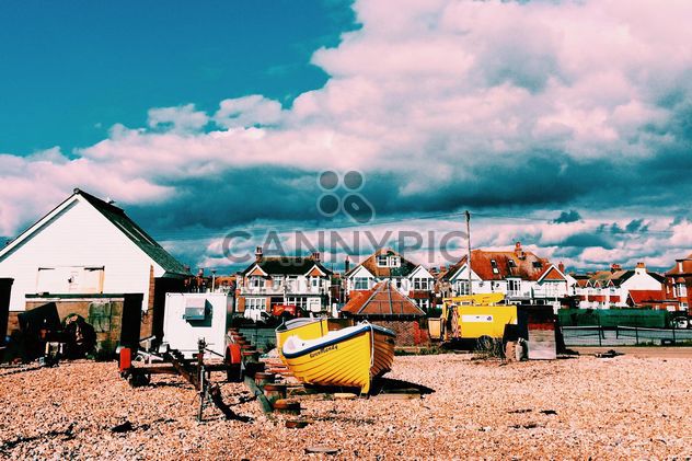 Houses and boats under cloudy sky, England - image #183913 gratis