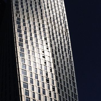 View of modern skyscraper - image #184063 gratis