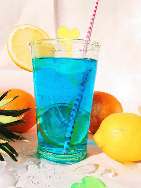 Glass of blue fruit cocktail - image #184223 gratis