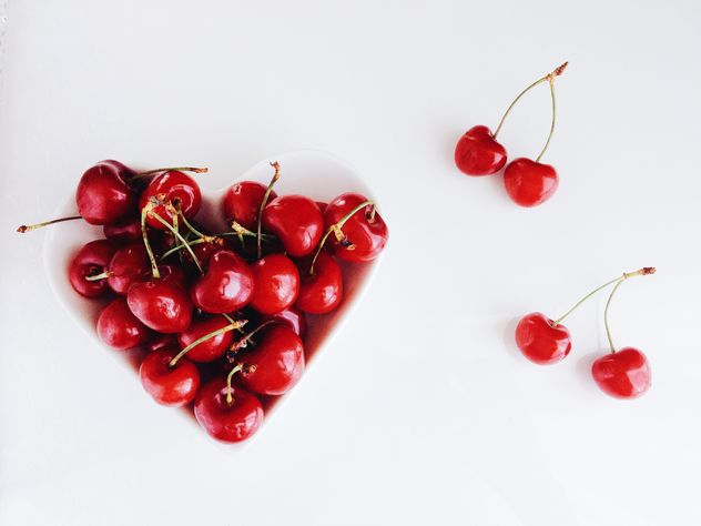 Cherries in a plate - бесплатный image #185683